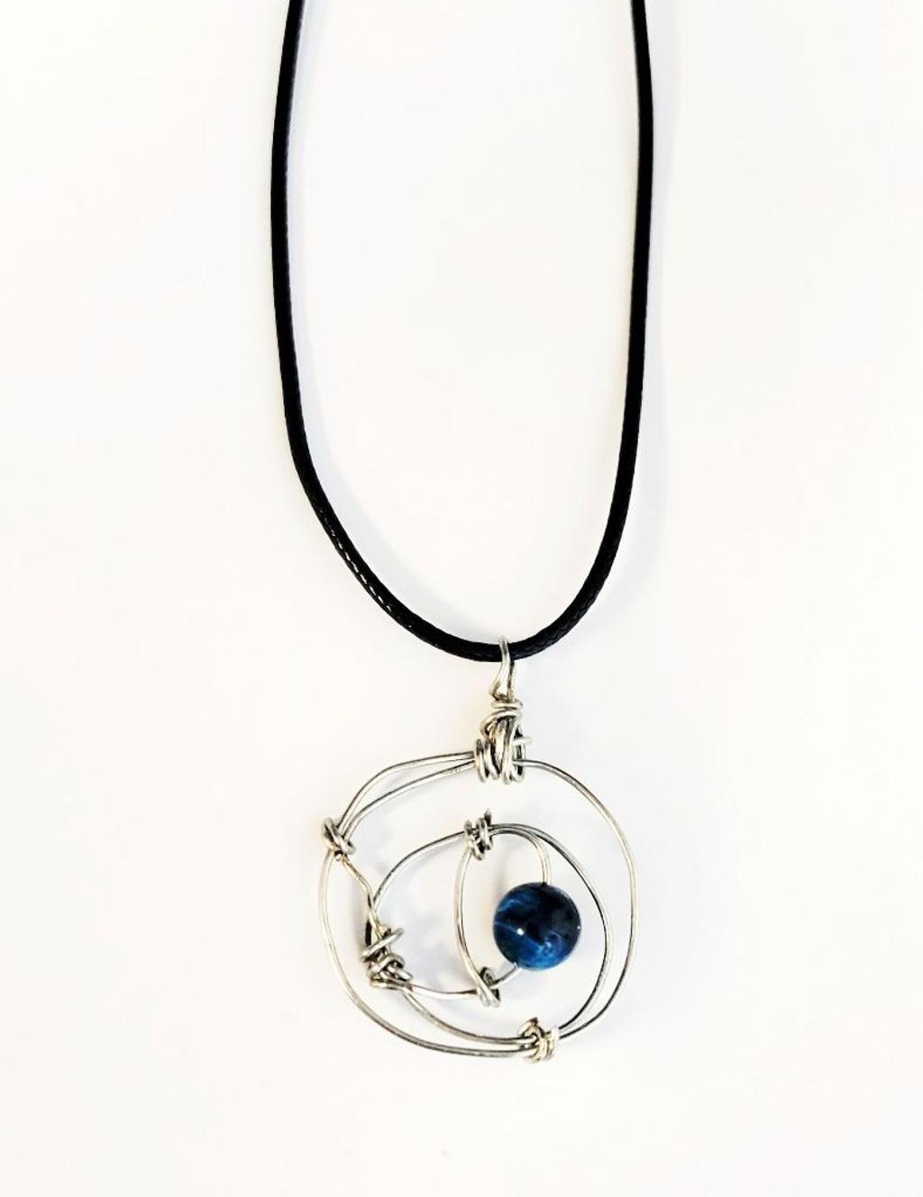 Minimalist knotted wire necklace with dragon vein agate vead